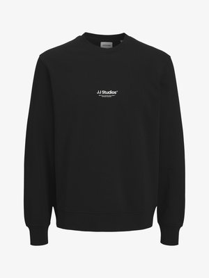 Felpa nera realizzata in tessuto morbido, con scollo rotondo, maniche lunghe e un piccolo logo bianco "JJ Studios" sul petto.