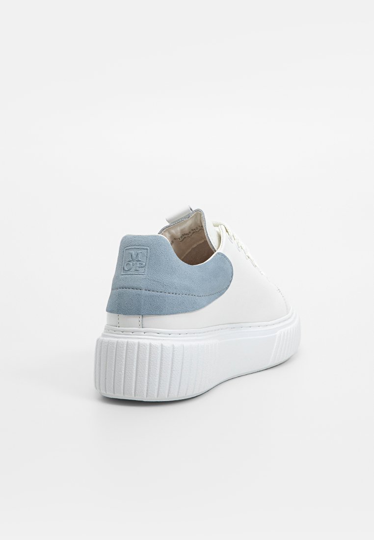 Weißer Sneaker mit einer strukturierten Gummisohle und hellblauen Wildlederakzenten an der Ferse. Verfügt über eine Schnürdesign und Nähdetails.