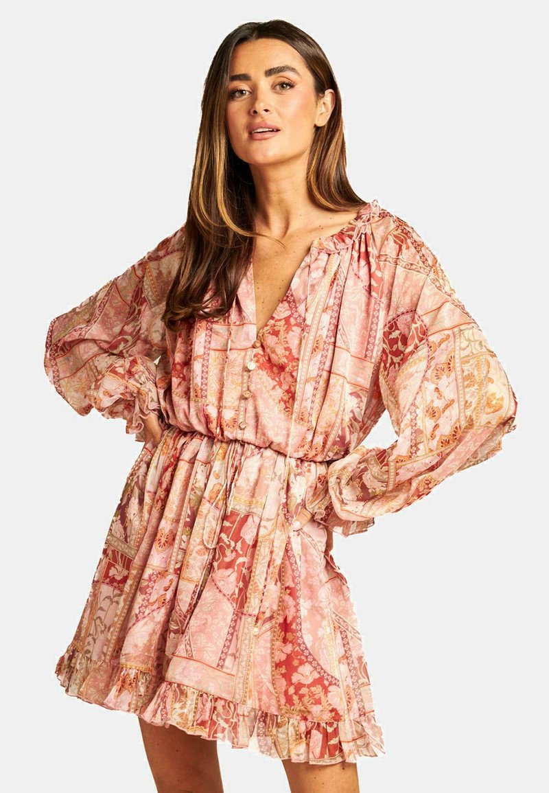 Rosenblumiges Blumenmusterkleid mit langen Ärmeln, gerafftem Ausschnitt, Knöpfen und Rüschen-Saum. Hergestellt aus leichtem, strukturiertem Stoff.