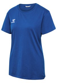 Blauwe katoenen T-shirt met een ronde hals, korte mouwen en een wit logo op de linkerborst. Soepele textuur en klassieke pasvorm.