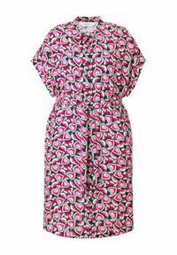 Abito camicia a maniche corte con una stampa a cuore di anguria nei colori rosa e verde su sfondo nero, dotato di un cinturino in vita e bottoni.
