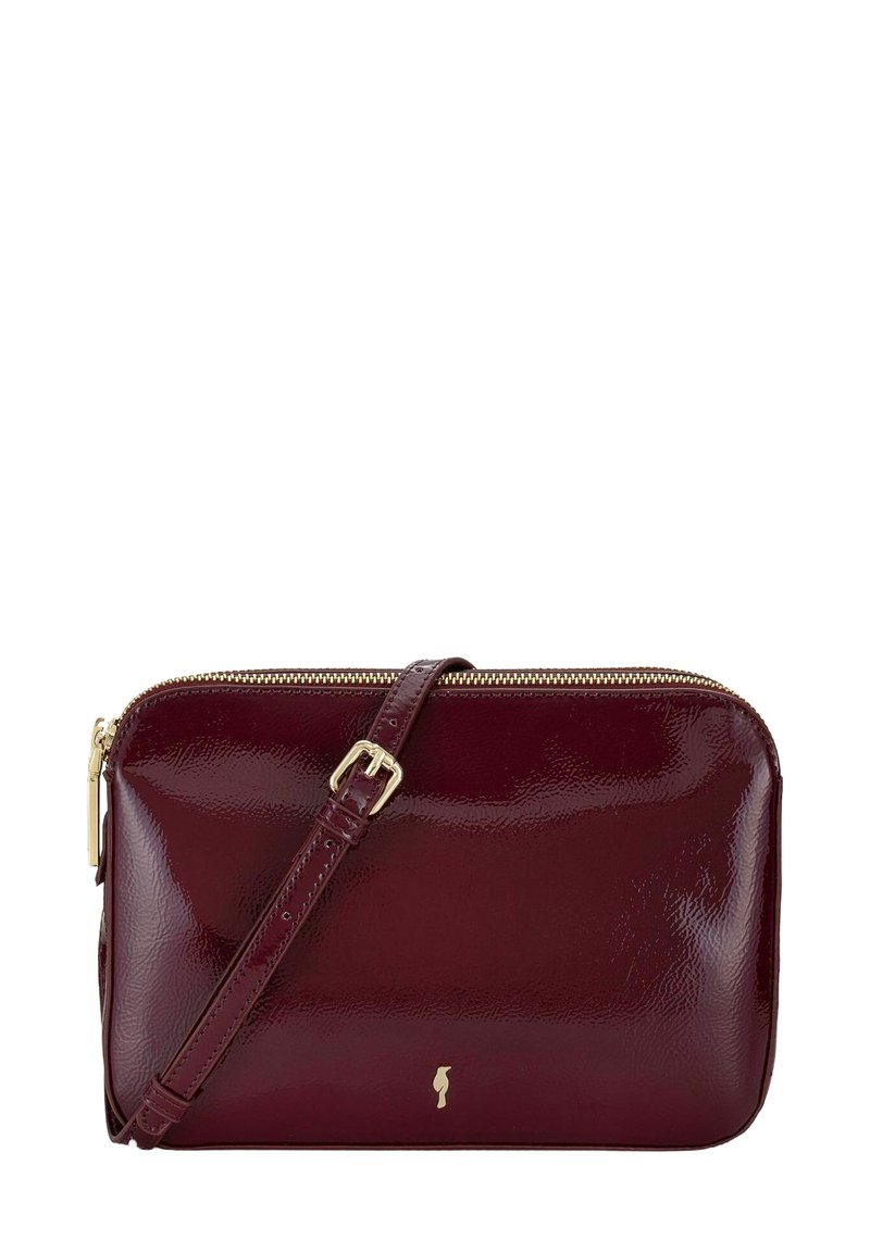Burgundowa torebka crossbody z lakierowanej skóry w płaskim prostokątnym kształcie, ze złotym zamkiem błyskawicznym i regulowanym paskiem. Minimalistyczny design, bez wzorów.