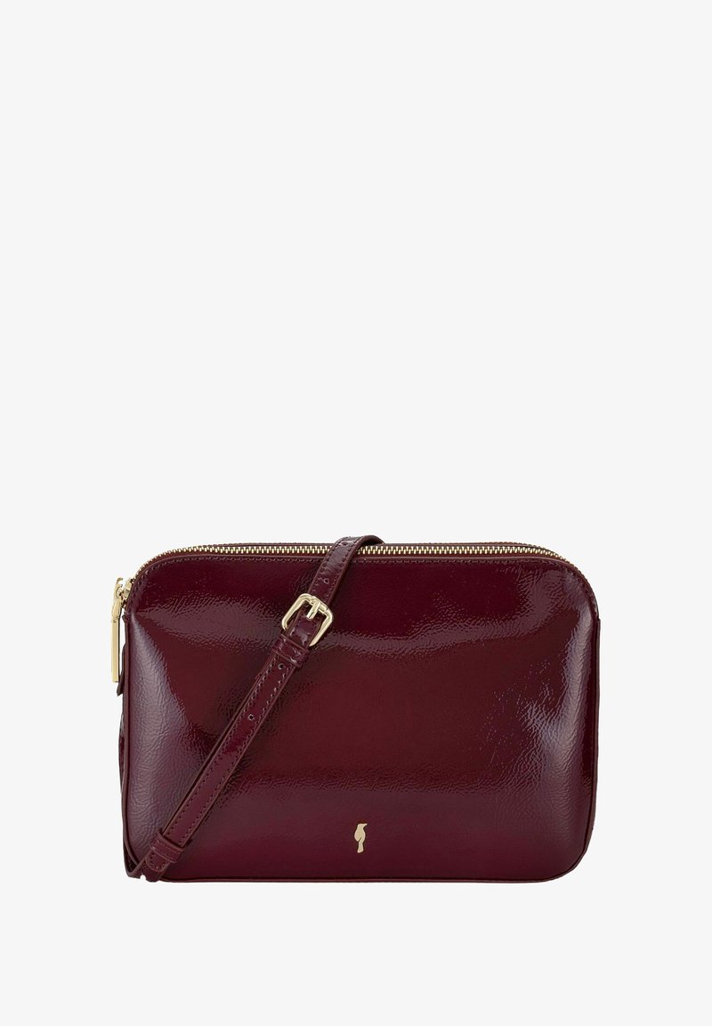 Burgundowa torebka crossbody z lakierowanej skóry w płaskim prostokątnym kształcie, ze złotym zamkiem błyskawicznym i regulowanym paskiem. Minimalistyczny design, bez wzorów.