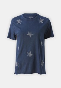 Camiseta de algodón en azul marino, con cinco adornos de estrellas plateadas con piedras de rhinestone, cuello redondo y mangas cortas.