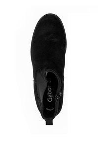 Zwarte suède enkellaars met elastische zijkanten, lage hak en een ritsdetail. Gladde textuur en rondneus ontwerp.