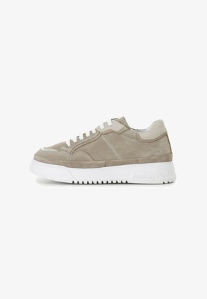 Baskets en suède gris clair avec une semelle en caoutchouc blanc, présentant un design à lacets et des accents contrastants sur le dessus. Bout arrondi et panneaux texturés.
