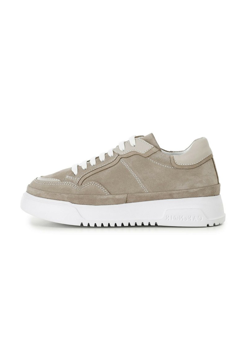 Sneakers in suede grigio chiaro con una suola in gomma bianca, dotati di un design con lacci e dettagli a contrasto sulla tomaia. Punta arrotondata e pannelli testurizzati.