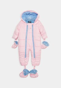 Różowy ocieplany kombinezon narciarski z niebieskim kapturem wyłożonym sztucznym futerkiem, zamkiem błyskawicznym na całej długości oraz dopasowanymi rękawiczkami i bucikami z niebieskimi akcentami.