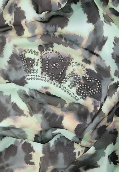 Ελαφρύ ύφασμα σε ανοιχτό πράσινο μέντας και γκρι αφηρημένο σχέδιο, με σχέδιο ασημένιο στέμμα με καρφιά και αστέρια. Μαλακή και ρέουσα υφή.