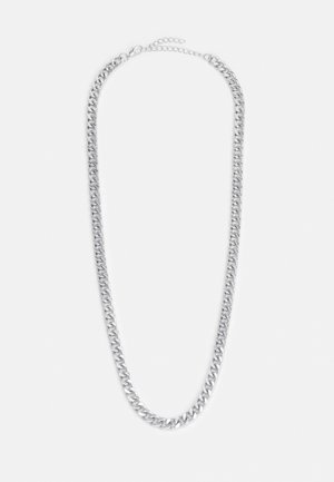 Naszyjnik z grubym srebnym łańcuchem z zapięciem w kształcie karabińczyka i regulowanymi ogniwami na jednolitym białym tle.