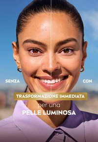 Immagine divisa che mostra il volto di una donna. Lato sinistro: tono della pelle irregolare, imperfezioni visibili. Lato destro: incarnato liscio e radioso. Blusa viola.