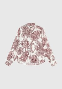 Blouse blanche à manches longues avec des motifs floraux paisley rouges complexes, fermeture à boutons sur le devant et un col froncé haut.