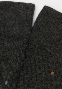 Guanti senza dita di colore grigio scuro in maglia con una superficie testurizzata. Presentano dettagli blu e arancioni vicino al polsino. Materiale morbido e caldo.