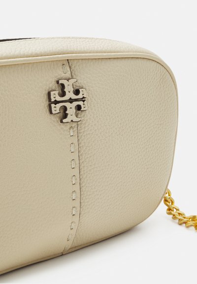 Tory Burch CAMERA BAG - Torba čez telo - offwhite