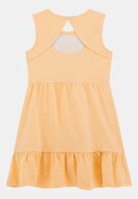 Gelbes ärmelloses Kleid mit einem gerafften Rock, das eine Rückenschlitzöffnung verfügt, die mit einem Knopf gesichert ist, und aus glattem Baumwollstoff besteht.