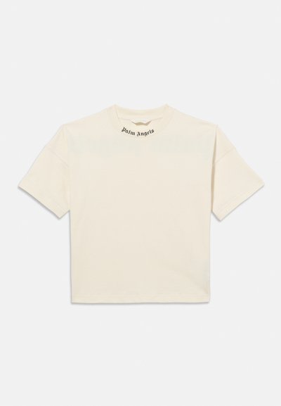 Κοντομάνικο T-shirt σε κρεμ απόχρωση με το κείμενο "Palm Angels" τυπωμένο με μαύρα γράμματα στον γιακά, το οποίο παρουσιάζεται σε λευκό φόντο.