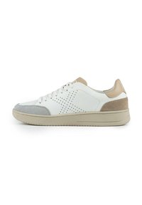 Sneakers bianchi con accenti in suede grigio, dettagli perforati e linguette beige sul tallone. Presentano un design classico con lacci e suola in gomma.