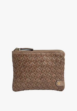 Bruine leren gevlochten etui met ritssluiting en goudkleurige ritstrekker, met een kleine metalen merkknop rechtsonder.