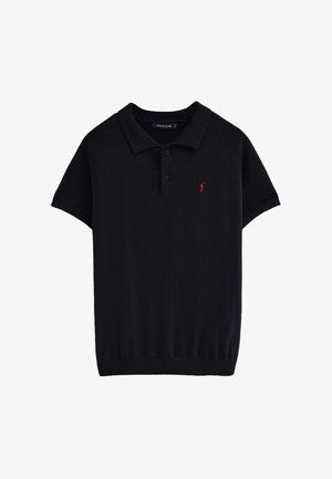 Sort polo t-shirt med korte ærmer, ribbet krave og kanter, to-knaps åbning og lille rødt broderet polo-spiller logo på venstre bryst.