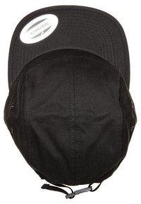 Must musta peak cap, mille sirge visk, tekstureeritud kangast, külgedel ventilatsiooniaugud ja esiküljel logo silt.