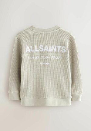 Ljusgrå texturerad sweatshirt med ribbat tyg, med vit broderad text: "ALLSAINTS" och "LONDON." Inkluderar rundad halsringning och långa ärmar.