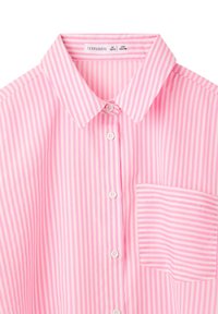 Camicia a righe rosa con colletto, cinque bottoni bianchi e tasca con righe orizzontali. Tessuto a trama liscia.