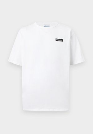 Camiseta blanca de manga corta con cuello redondo y pequeño logo rectangular negro de Columbia en el pecho izquierdo.