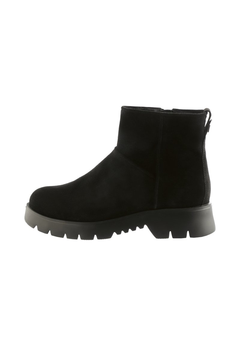 Schwarze Wildlederknöchelboots mit robuster, profilierter Sohle und seitlichem Reißverschluss, ausgestattet mit einer Ziehlasche an der Rückseite für ein einfaches An- und Ausziehen.
