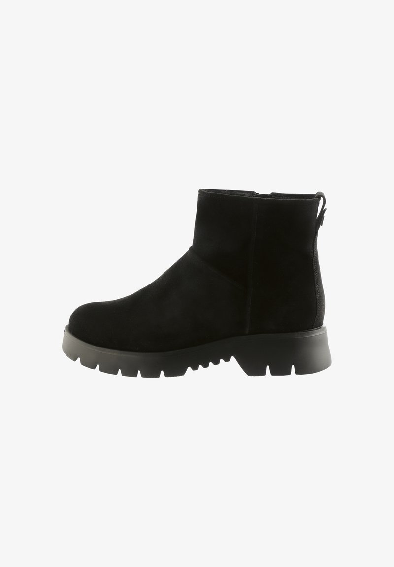 Schwarze Wildlederknöchelboots mit robuster, profilierter Sohle und seitlichem Reißverschluss, ausgestattet mit einer Ziehlasche an der Rückseite für ein einfaches An- und Ausziehen.