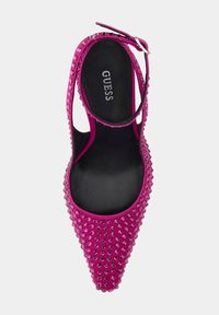 Fuksijos spalvos slingback batai su smailiu pirštu, padengti rožiniais kalnų kristalais, ir juodu vidumi. Turintys vieną dirželį ir metalinę sagtį.