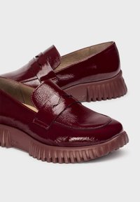 Bordeaux patenten leren schoenen met een ronde neus, stevige rubberen zool en een band over de wreef voor extra detail.