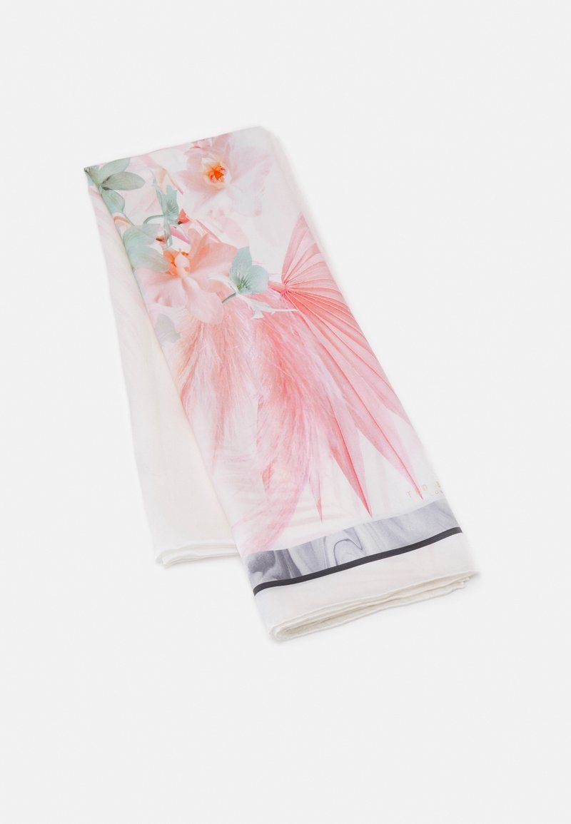 Tissu blanc plié avec un imprimé floral et plume rose, des feuilles vertes et une bordure abstraite grise et noire sur un bord.