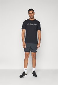 Nike Performance TEE RUN DIVISION - T-Shirt sport - black