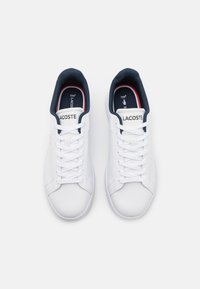 Lacoste CARNABY PRO - Sneakers basse - white/navy/red