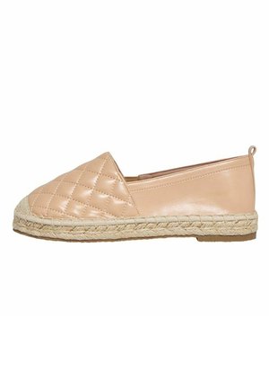 Espadrille rose pâle avec une tige en cuir matelassé, une semelle enveloppée de jute et un design à enfiler. Caractérisée par une texture lisse et des accents minimalistes.