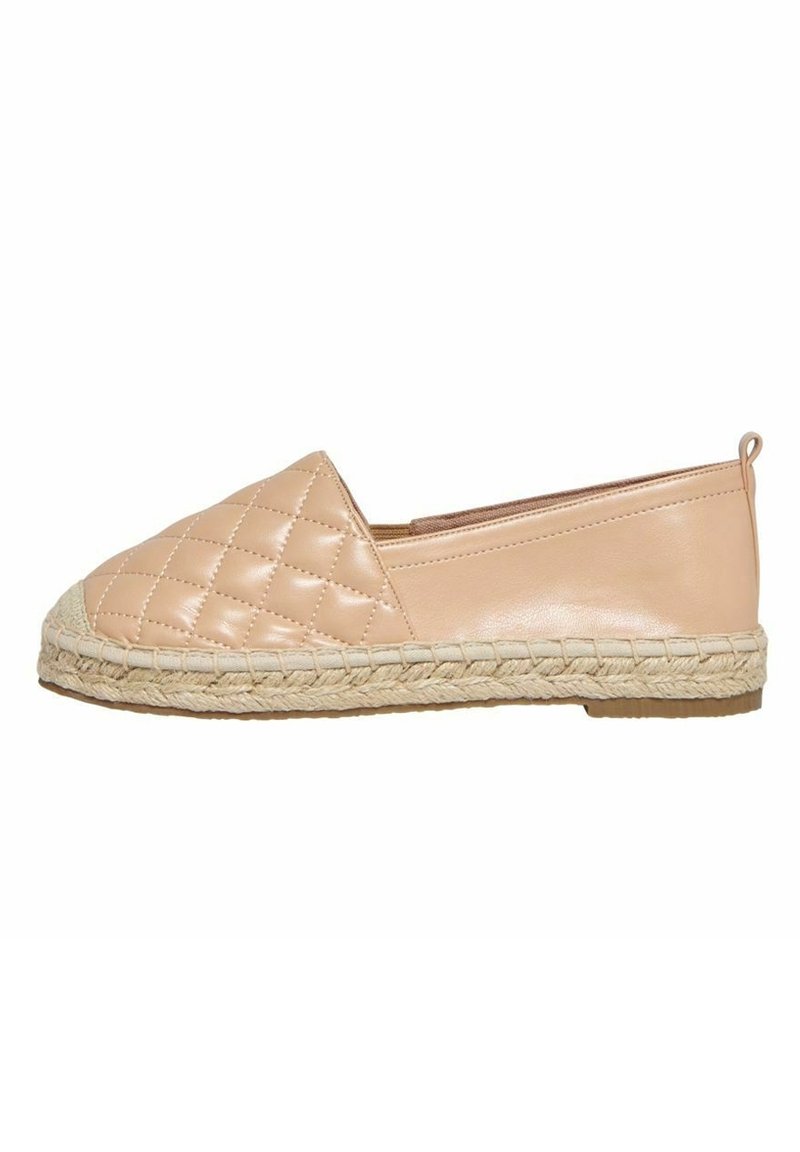 Espadrille rose pâle avec une tige en cuir matelassé, une semelle enveloppée de jute et un design à enfiler. Caractérisée par une texture lisse et des accents minimalistes.