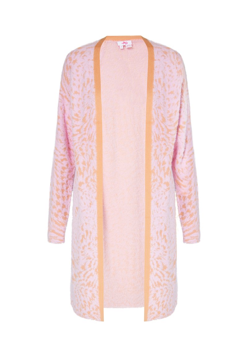 Svetloružový kardigán s oranžovým lemovaním, ktorý má štruktúrovaný vzor a otvorený frontálny dizajn, dlhé rukávy a mäkký materiál.