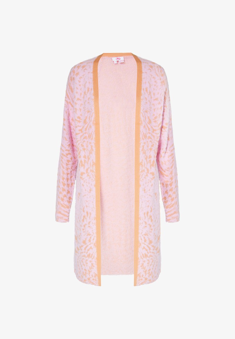 Svetloružový kardigán s oranžovým lemovaním, ktorý má štruktúrovaný vzor a otvorený frontálny dizajn, dlhé rukávy a mäkký materiál.