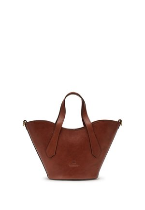 Sac à main en cuir marron avec deux poignées et une forme trapézoïdale large, avec un petit logo embossé centré sur le devant.