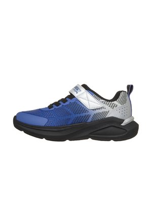 Blauer und grauer Sportschuh mit schwarzer Sohle, schwarzen Schnürsenkeln und weißem Klettverschluss auf weißem Hintergrund.