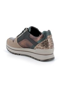 Sneaker con zeppa in suede beige e pelle marrone scuro con dettagli verdi, tacco in stampa animale testurizzata e lacci neri su una suola spessa.