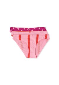 Tre paia di mutandine in cotone per donna, piegate. Una è rosa con strisce verticali rosse, una solidamente rosa e l'ultima è viola con motivi a cuori rosa chiaro, ognuna con un piccolo fiocco davanti.