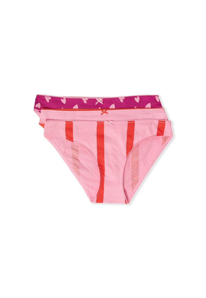 Tre paia di mutandine in cotone per donna, piegate. Una è rosa con strisce verticali rosse, una solidamente rosa e l'ultima è viola con motivi a cuori rosa chiaro, ognuna con un piccolo fiocco davanti.