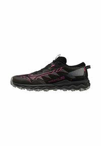 Chaussure de trail running noire avec des accents roses, tige texturée, sections réfléchissantes, et une semelle en caoutchouc épaisse et ondulée pour une bonne adhérence.