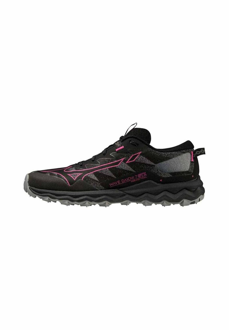 Chaussure de trail running noire avec des accents roses, tige texturée, sections réfléchissantes, et une semelle en caoutchouc épaisse et ondulée pour une bonne adhérence.