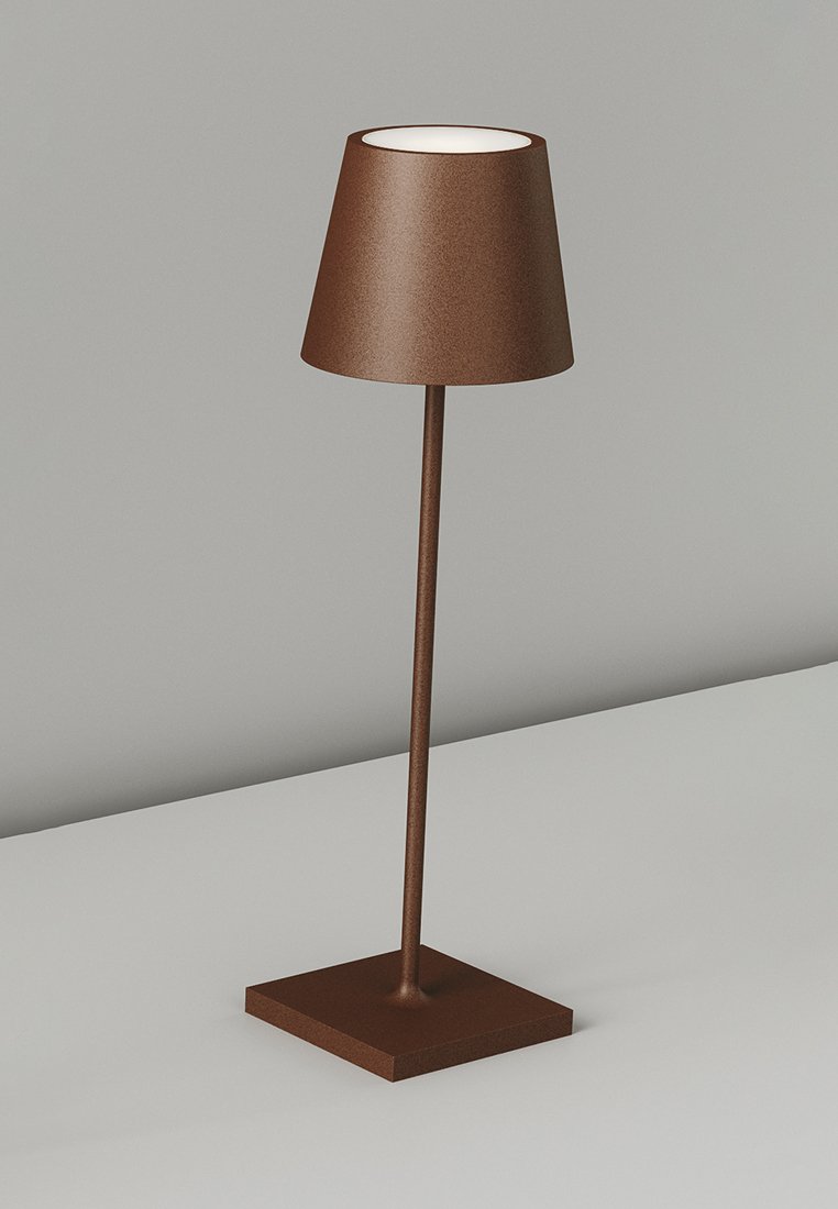 Kupferfarbene Tischlampe mit einem konischen Schirm und einem schlanken Fuß, montiert auf einem quadratischen Sockel mit strukturierten Oberflächen.