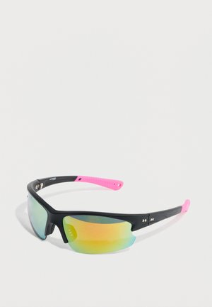 Ochelari de sport negri cu un design elegant, lentile oglindă care reflectă nuanțe verzi și portocalii și accente din cauciuc roz pe tulpini.