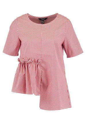 Czerwono-biała bluzka w kratę z krótkim rękawem, zaokrąglonym dekoltem i marszczeniem w talii, o rozkloszowanym fasonie i gładkiej fakturze materiału.