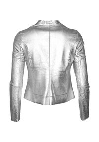 Srebrna, metaliczna kurtka o dopasowanym kroju. Długie rękawy, wysoki dekolt i gładka tekstura z eleganckimi szwami oraz dopasowaną sylwetką.