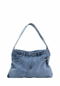 Denim Schultertasche mit einem gebogenen Tragegurt, zwei Vordertaschen und einem geknöpften Oberteil, ausgestattet mit hellblauem Stoff und kontrastierenden Steppnähten.